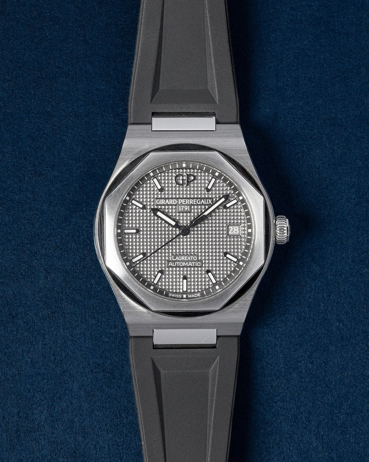 Girard-Perregaux Laureato 81005-11-231-BB6A