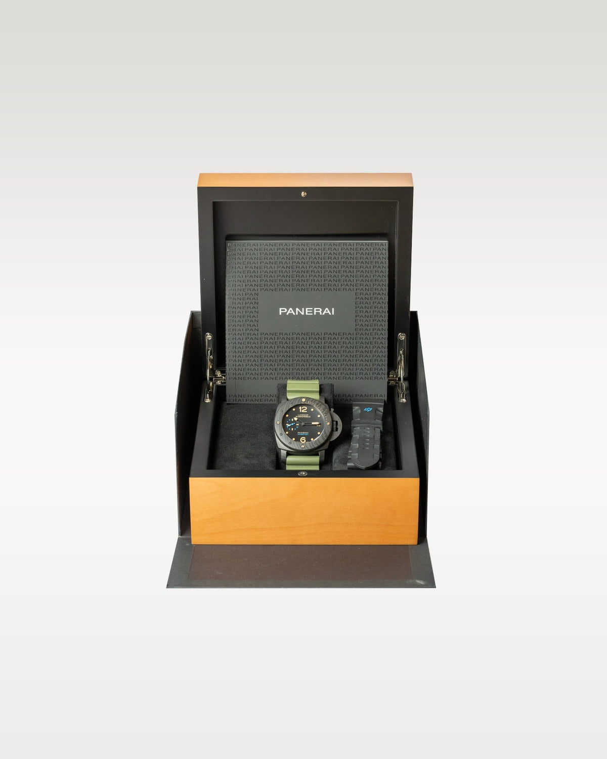 Panerai Submersible Carbotech PAM00616